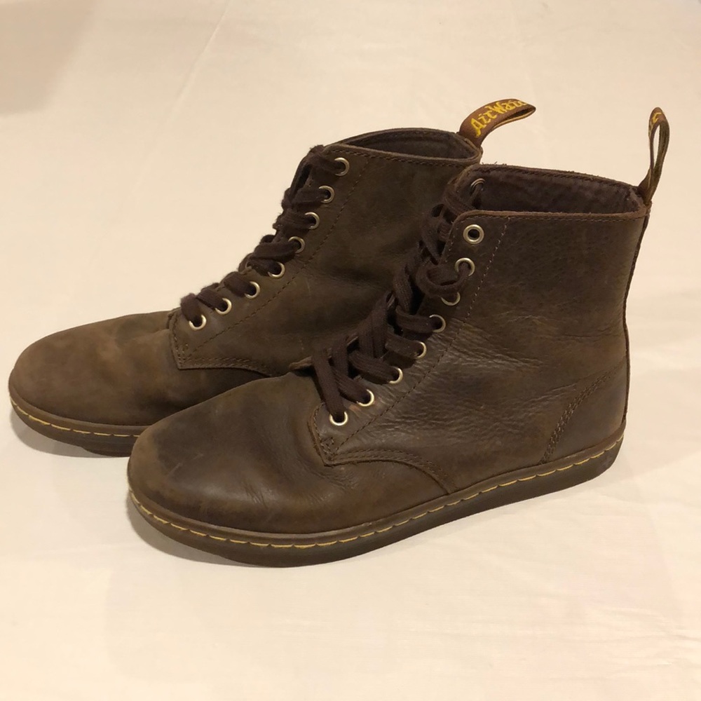 DR MARTENS BROWN BOOTS !! (MEN OR WOMEN)